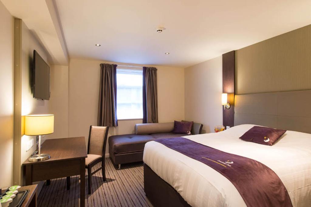 Premier Inn Epsom South Exterior foto
