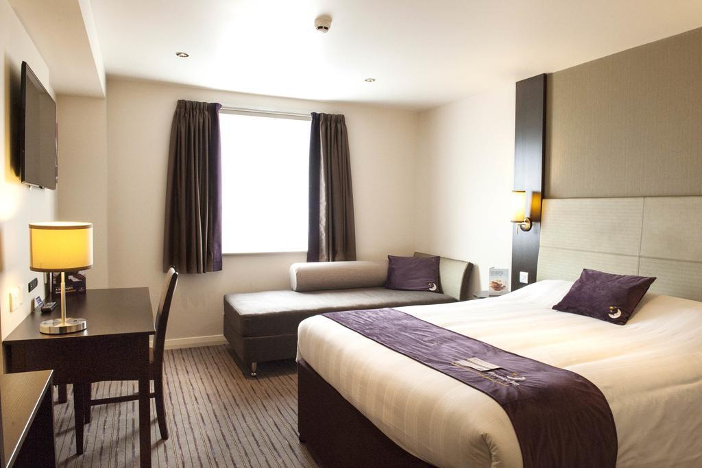 Premier Inn Epsom South Exterior foto