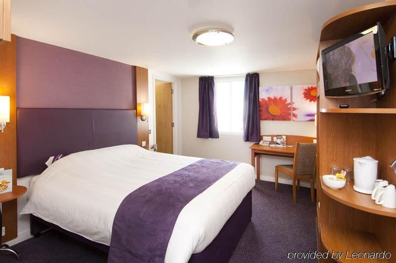 Premier Inn Epsom South Exterior foto